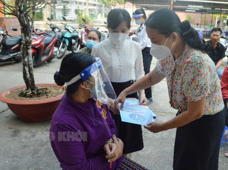 Bà Lê Thị Bình - Phó giám đốc Bảo hiểm xã hội tỉnh trao quà, động viên người bệnh tại Bệnh viện Nguyễn Đình Chiểu.