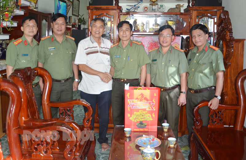 Đoàn công tác đến chúc tết đồng chí Cao Văn Trọng, nguyên Chủ tịch UBND tỉnh.