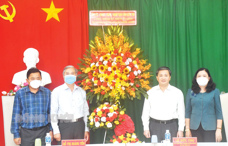 Ủy viên Trung ương Đảng - Bí thư Tỉnh ủy Lê Đức Thọ, Phó bí thư Thường trực Tỉnh ủy - Chủ tịch HĐND tỉnh Hồ Thị Hoàng Yến chúc mừng kỷ niệm 91 năm Ngày truyền thống ngành Tổ chức xây dựng Đảng. Ảnh: Hữu Hiệp