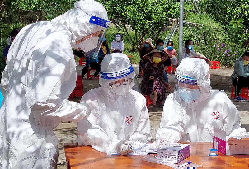 Cán bộ y tế làm nhiệm vụ test nhanh.