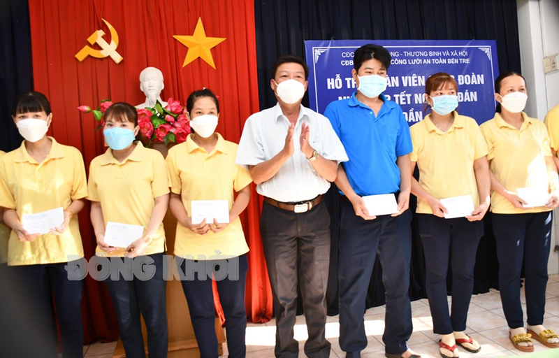 Giám đốc Sở Lao động - Thương binh và Xã hội Phạm Thanh Hùng trao quà cho công đoàn viên.