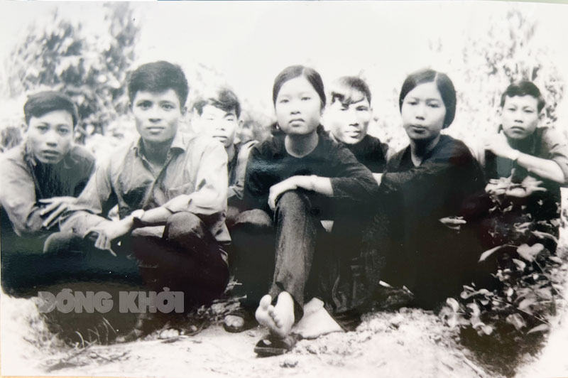 Đồng chí Nguyễn Quang Trị (thứ 2 từ trái qua) cùng đồng nghiệp tuyên huấn huyện Ba Tri, tại căn cứ Rạch Vọp, năm 1973. (Ảnh tư liệu)