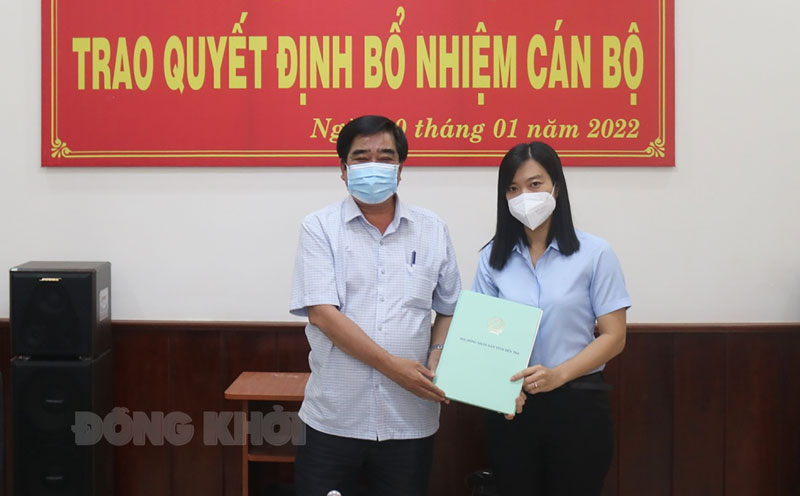 Trao quyết định bổ nhiêm cán bộ cho đồng chí Dương Du Duy Lin.