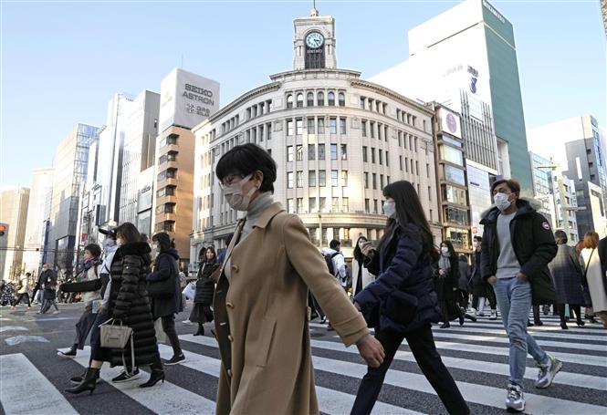 Người dân đeo khẩu trang phòng dịch COVID-19 tại Tokyo, Nhật Bản, ngày 18-1-2022. Ảnh: Kyodo/ TTXVN