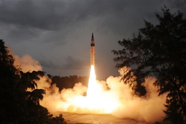 Tên lửa đạn đạo liên lục địa Agni-5 được phóng thử tại đảo Wheeler, bang Orissa (Ấn Độ) hồi năm 2013. (Ảnh: AFP/TTXVN)