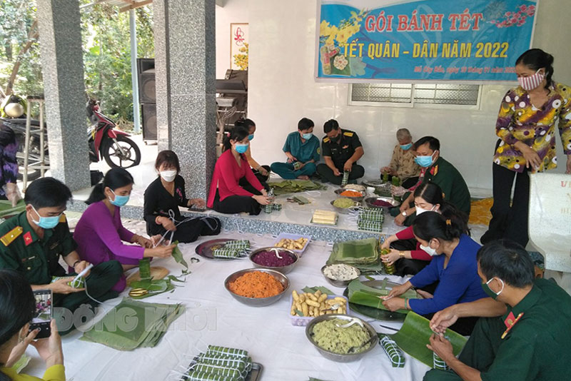Cùng gói bánh tét tại xã Phú Mỹ trong chương trình “Tết quân - dân” của huyện Mỏ Cày Bắc. Ảnh: Thanh Triều