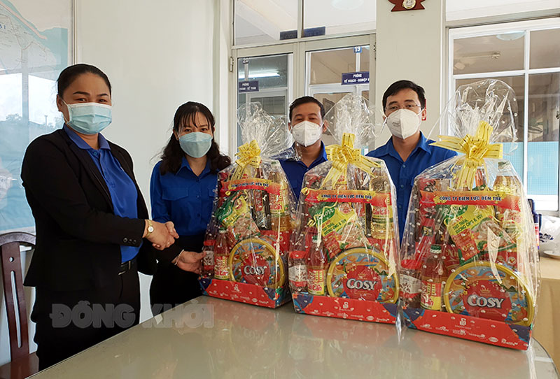 Đoàn Khối Cơ quan - Doanh nghiệp tỉnh tặng quà cho đoàn viên Chi đoàn Trung tâm Kiểm soát bệnh tật tỉnh Bến Tre.