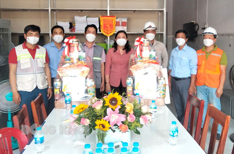 Phó bí thư Thường trực Tỉnh ủy - Chủ tịch HĐND tỉnh Hồ Thị Hoàng Yến cùng đoàn thăm các đơn vị thi công công trình cải tạo, nâng cấp QL 57.
