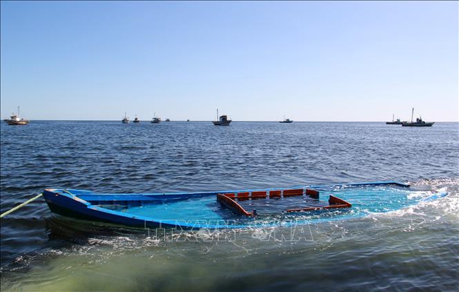 Chiếc thuyền chở người di cư bị đắm ở ngoài khơi Tunisia. Ảnh tư liệu: AFP/TTXVN