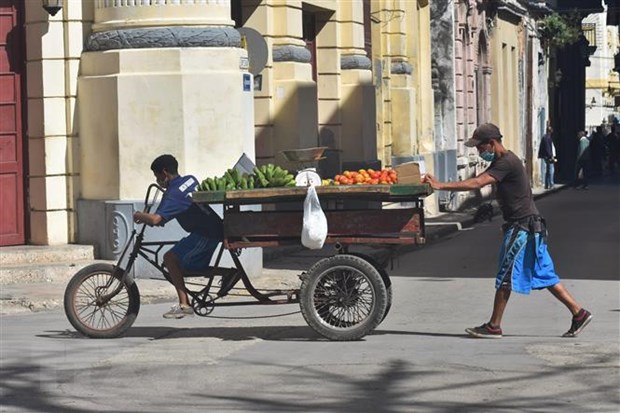 Người dân đeo khẩu trang phòng dịch COVID-19 tại La Habana, Cuba. (Ảnh: THX/TTXVN)