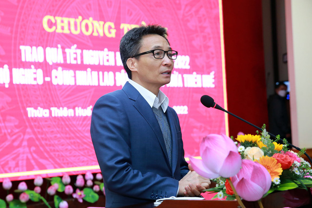 Phó thủ tướng Vũ Đức Đam thăm, chúc Tết người nghèo, lao động khó khăn Phó thủ tướng Vũ Đức Đam: Chúng ta cố gắng sau Tết tiêm hết mũi 3 vaccine phòng COVID-19, có nhiều thuốc điều trị hơn, từ đó, mở lại các hoạt động kinh tế, khôi phục sản xuất an toàn - Ảnh: VGP/Đình Nam