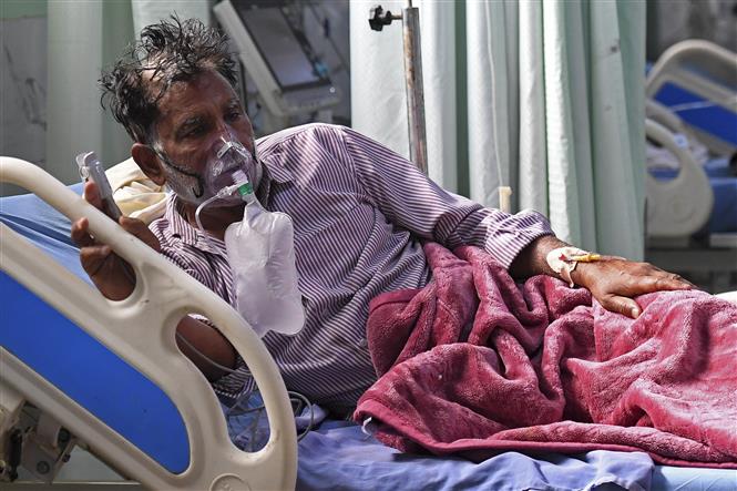 Điều trị cho bệnh nhân nhiễm COVID-19 tại bệnh viện ở Moradabad, Ấn Độ. Ảnh: AFP/TTXVN
