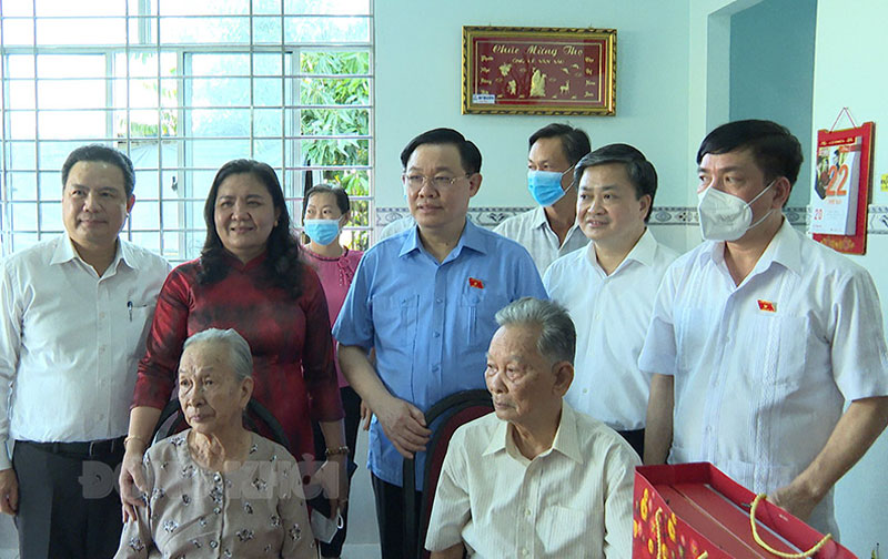 Chủ tịch Quốc hội Vương Đình Huệ thăm và chúc Tết vợ chồng ông Lê Văn Sáu. Ảnh: Trọng Ân