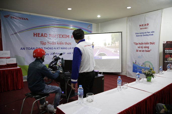 Tập huấn kiến thức và kỹ năng lái xe an toàn tại Head MATEXIM #1 Kỹ thuật viên của Head hướng dẫn cách đội mũ bảo hiểm