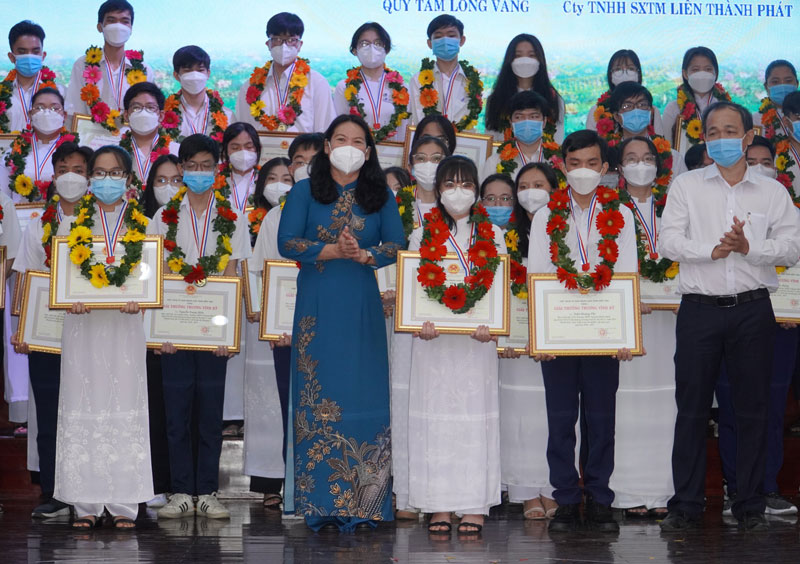 86 học sinh nhận giải thưởng Trương Vĩnh Ký lần thứ XVII Phó chủ tịch UBND tỉnh Nguyễn Thị Bé Mười trao giấy chứng nhận giải thưởng Trương Vĩnh Ký cho học sinh.