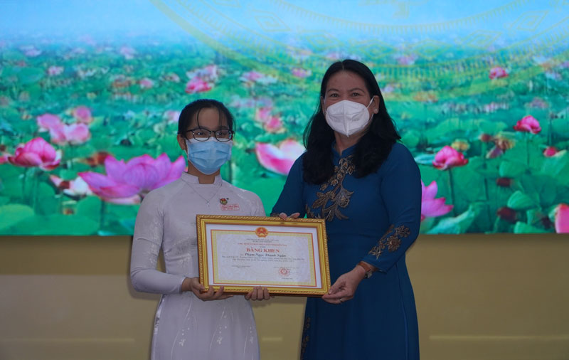 Phó chủ tịch UBND tỉnh Nguyễn Thị Bé Mười trao Bằng khen của UBND tỉnh cho học sinh đạt Thủ khoa kỳ thi tốt nghiệp THPT năm học 2020-2021.