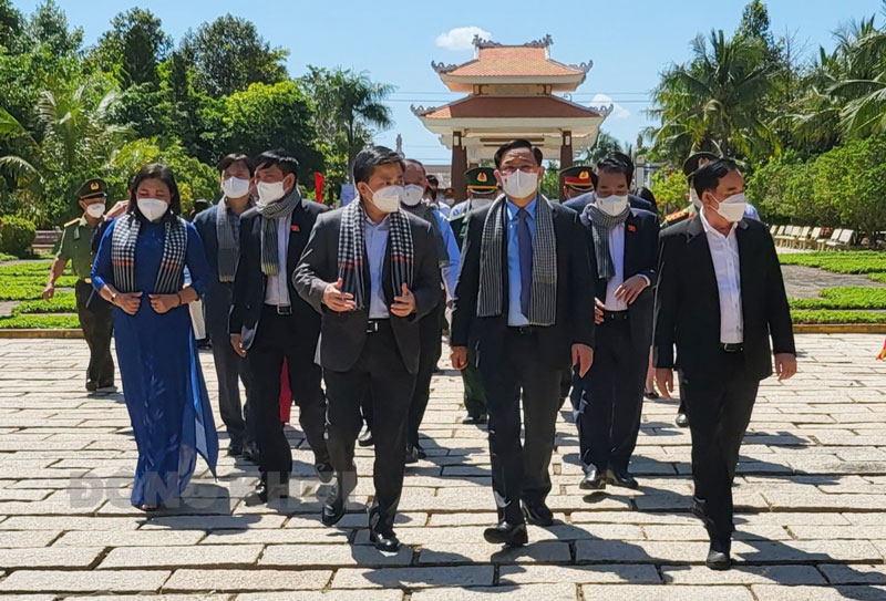 Tập thể Thường trực Tỉnh ủy đón tiếp đồng chí Chủ tịch Quốc hội Vương Đình Huệ và đoàn công tác tại Đền thờ Nữ tướng Nguyễn Thị Định.