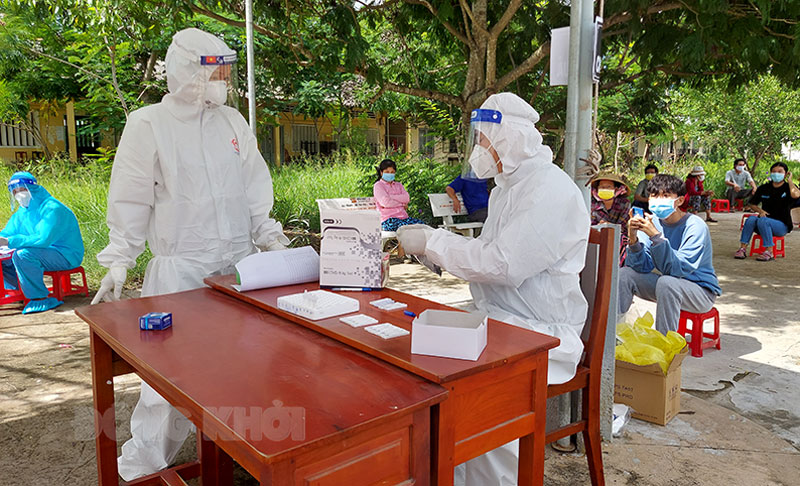 Sáng 23-1-2022, tỉnh có 105 ca mắc Covid-19 Lực lượng y tế làm nhiệm vụ xét nghiệm.