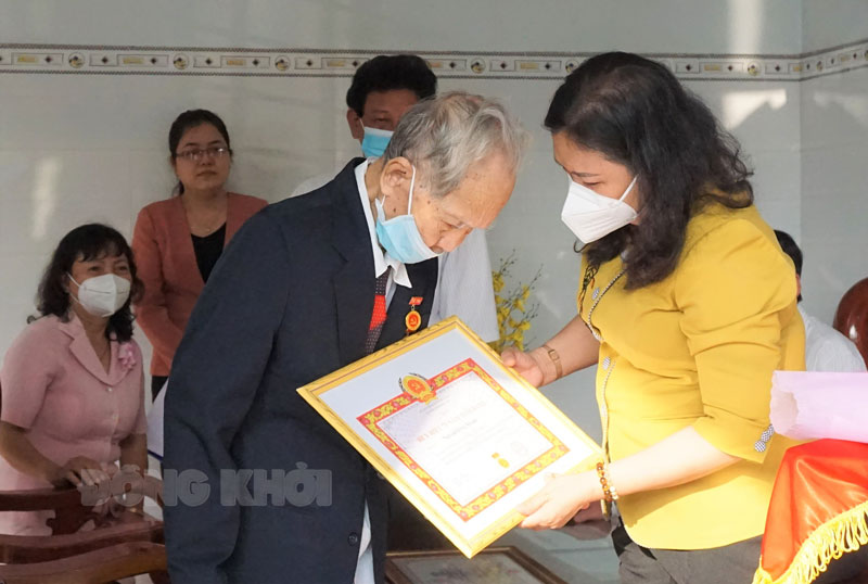 Phó bí thư Thường trực Tỉnh ủy Hồ Thị Hoàng yến trao Huy hiệu 75 năm tuổi Đảng cho đồng chí Nguyễn Hồng Nhuận.