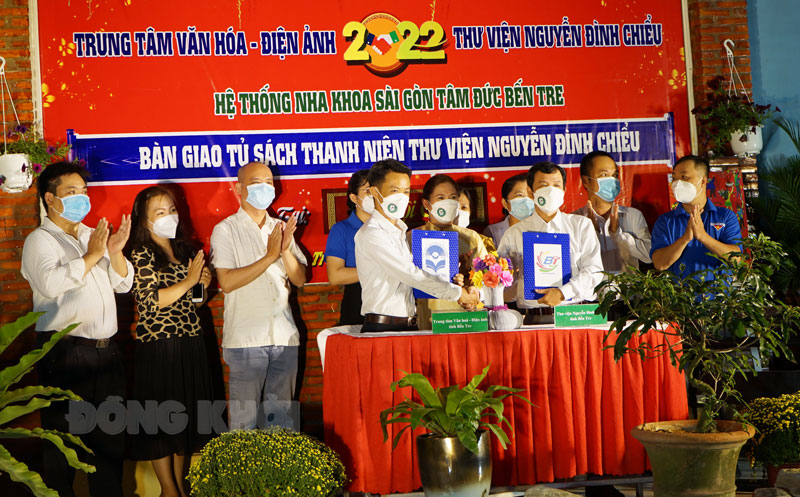 Trung tâm Văn hóa - Điện ảnh, Thư viện Nguyễn Đình Chiểu tỉnh Bến Tre ký kết hợp tác hoạt động.