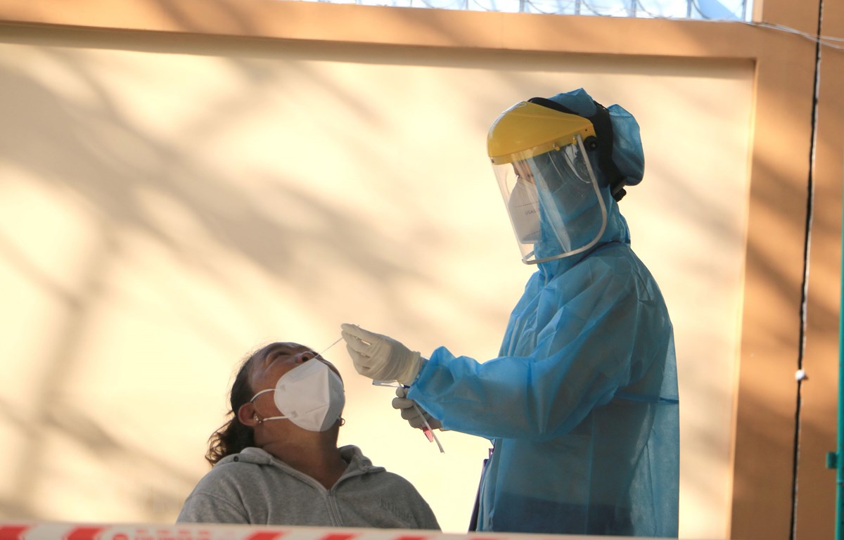 Nhân viên y tế xét nghiệm sàng lọc cho người dân. Ảnh: Lê Thúy Hằng/TTXVN