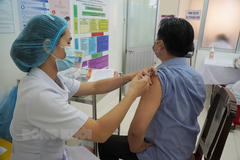 Cán bộ y tế làm nhiệm vụ tiêm chủng vắc-xin phòng Covid-19.