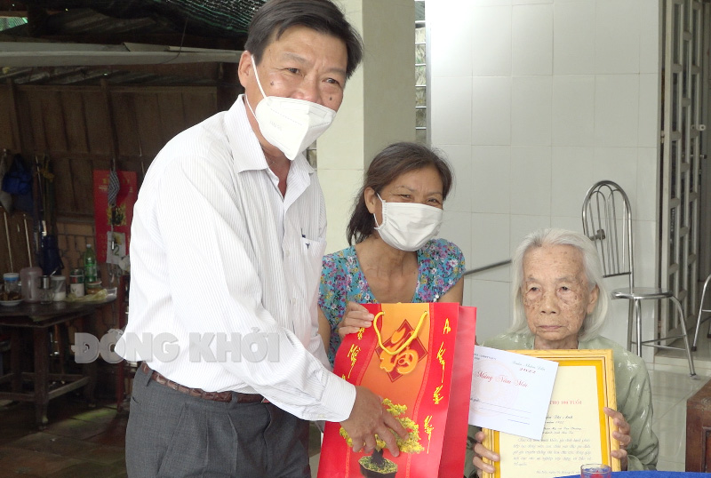 Giám đốc Sở Lao động - Thương binh và Xã hội tỉnh thăm, chúc tết, mừng thọ các cụ tròn 100 tuổi trên địa bàn Giám đốc Sở Lao động - Thương binh và Xã hội Phạm Thanh Hùng mừng thọ cụ bà Nguyễn Thị Anh xã Tân Thiềng.