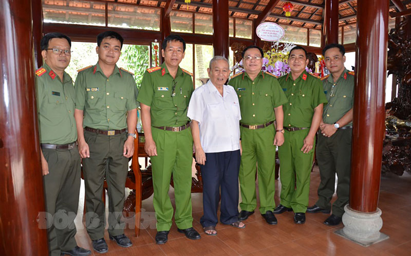 Đại tá Võ Công Bình chúc Tết Đại tướng Lê Văn Dũng. Ảnh: Quang Duy