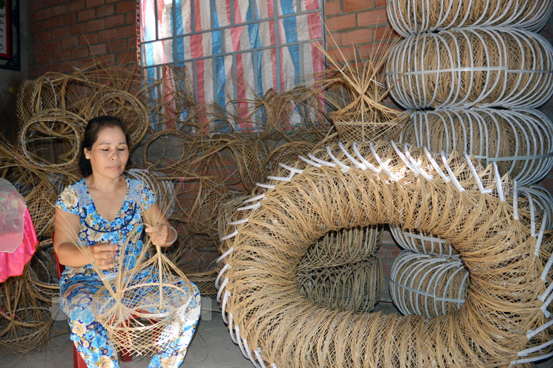 Làng nghề truyền thống đan giỏ cọng dừa xã Hưng Phong (Giồng Trôm). Ảnh: Ánh Nguyệt