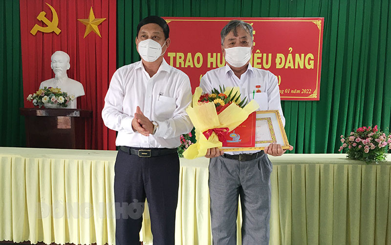 Bí thư Huyện ủy Võ Văn Phê trao Huy hiệu 40 năm tuổi Đảng cho đồng chí Lê Văn Thắng.