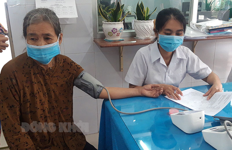 Sáng 26-1-2022, tỉnh có 72 ca mắc Covid-19 Khám sàng lọc trước tiêm chủng.