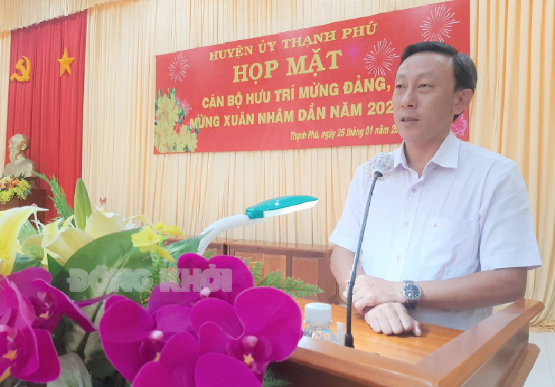 Bí thư Huyện ủy Thạnh Phú Châu Văn Bình phát biểu tại buổi họp mặt. Ảnh: Văn Minh.