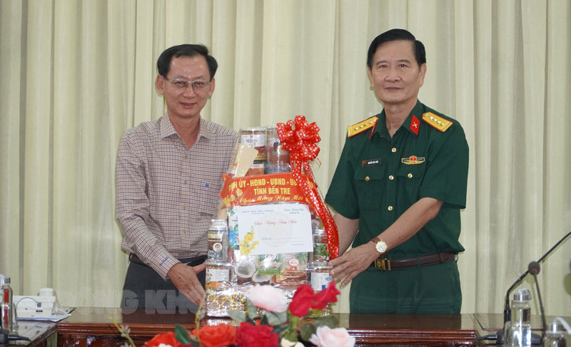Phó chủ tịch UBND tỉnh Nguyễn Minh Cảnh trao quà cho lãnh đạo Sư đoàn 8.