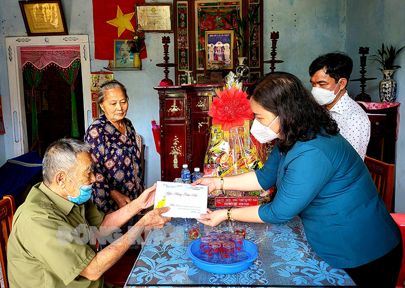 Phó bí thư Thường trực Tỉnh ủy - Chủ tịch HĐND tỉnh Hồ Thị Hoàng Yến thăm, chúc Tết thương binh 3/4 Võ Văn Liêm tại xã Thành Thới B (Mỏ Cày Nam).