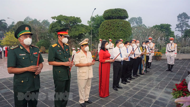 Lãnh đạo tỉnh dâng hương tri ân, tưởng nhớ đến các anh hùng liệt sĩ.