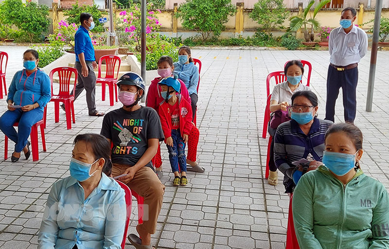 Người dân tham gia tiêm vắc-xin.