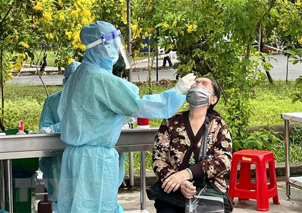 Xét nghiệm COVID-19 trước khi tiêm vaccine mũi 3 cho người từ 18 tuổi trở lên tại Bệnh viện Đa khoa Trung tâm An Giang. (Ảnh: Thanh Sang/TTXVN)