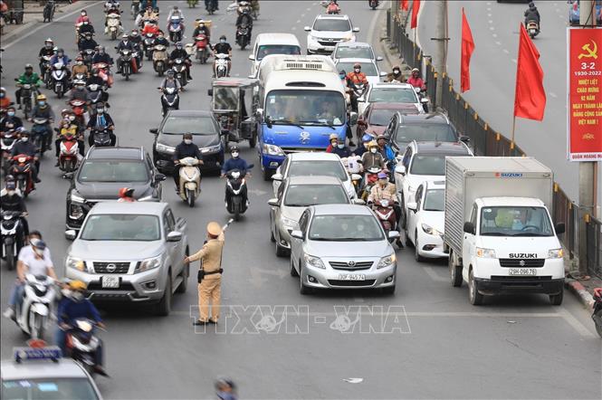 Ngày đầu nghỉ Tết, xảy ra 26 vụ tai nạn giao thông, làm 13 người tử vong Cảnh sát giao thông Hà Nội phân luồng, tránh ùn tắc trên tuyến phố Giải Phóng hướng đi Quốc lộ 1, ngày 28/1/2022. Ảnh minh họa: Hoàng Hiếu/TTXVN