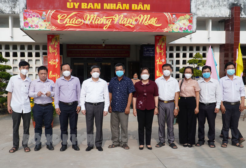 Bí thư Tỉnh ủy Lê Đức Thọ thăm, chúc Tết các đơn vị y tế Đoàn thăm, chúc Tết và lãnh đạo xã Hưng Phong chụp ảnh lưu niệm.