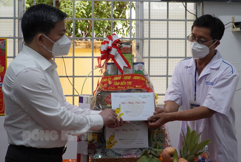 Bí thư Tỉnh ủy Lê Đức Thọ thăm, chúc Tết các đơn vị y tế Ủy viên Trung ương Đảng - Bí thư Tỉnh ủy Lê Đức Thọ trao quà cho Trưởng Trạm y tế Bảo Thuận.