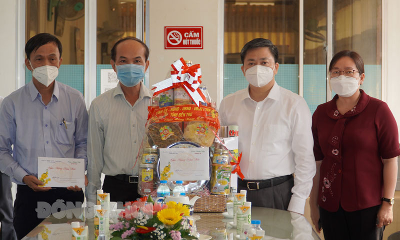 Bí thư Tỉnh ủy Lê Đức Thọ thăm, chúc Tết các đơn vị y tế Ủy viên Trung ương Đảng - Bí thư Tỉnh ủy Lê Đức Thọ và đoàn công tác thăm, chúc Tết CDC.