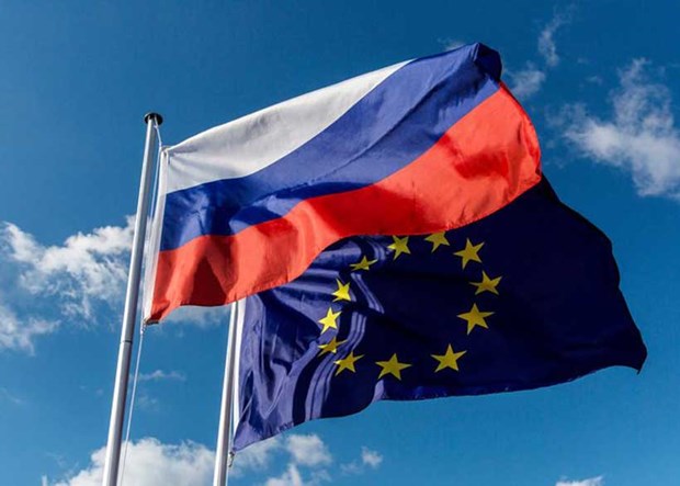 Cờ của Nga và EU. Ảnh: moderndiplomacy.eu