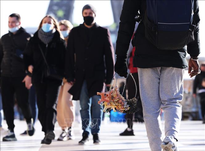 Người dân đeo khẩu trang phòng dịch COVID-19 tại Paris, Pháp, ngày 5-1-2022. Ảnh: THX/TTXVN