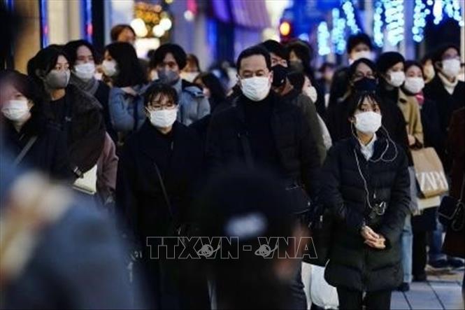 Người dân đeo khẩu trang phòng lây nhiễm COVID-19 tại Nagoya, Nhật Bản. Ảnh: Kyodo/TTXVN