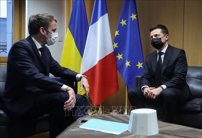 Tổng thống Pháp Emmanuel Macron (trái) và Tổng thống Ukraine Volodymyr Zelensky (phải) tại cuộc gặp ở Brussels, Bỉ, ngày 15-12-2021. Ảnh tư liệu: AFP/TTXVN