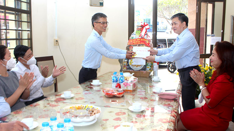 Bí thư Tỉnh ủy Lê Đức Thọ thăm, chúc Tết Báo Đồng Khởi Bí thư Tỉnh ủy Lê Đức Thọ trao quà cho đại diện lãnh đạo Báo Đồng Khởi.