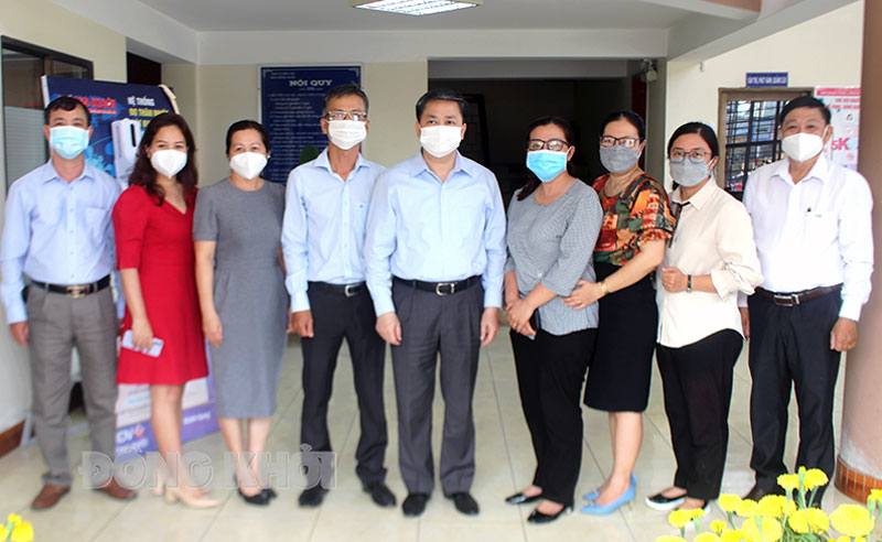 Bí thư Tỉnh ủy Lê Đức Thọ thăm, chúc Tết Báo Đồng Khởi Bí thư Tỉnh ủy Lê Đức Thọ chụp ảnh lưu niệm với tập thể cán bộ, phóng viên, biên tập viên, nhân viên Báo Đồng Khởi.