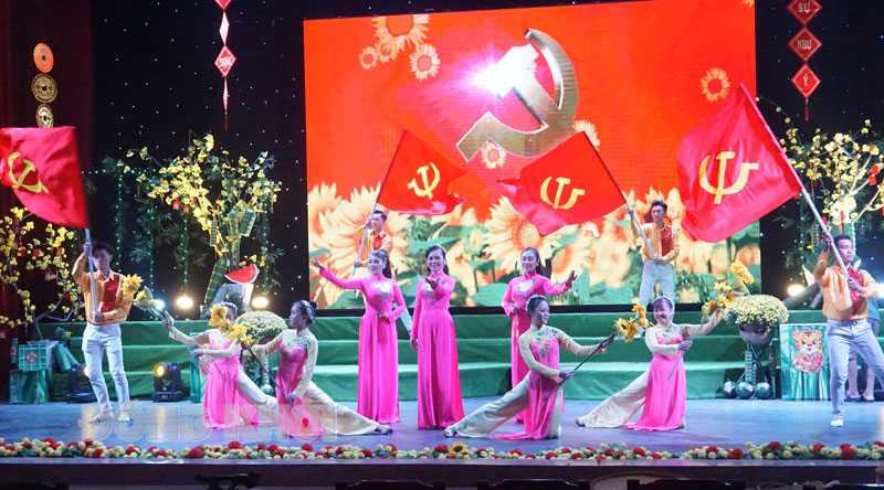 Chương trình biểu diễn đêm giao thừa do Trung tâm Văn hóa -  Điện ảnh tỉnh tổ chức.