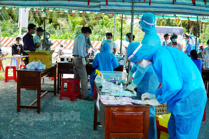 Sáng 3-2022, tỉnh có 25 ca mắc Covid-19 Cán bộ y tế làm nhiệm vụ test nhanh.
