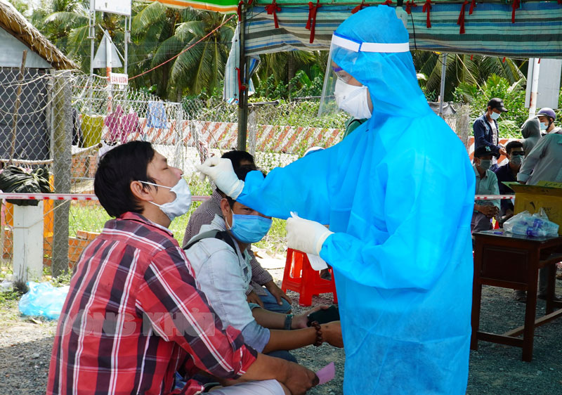 Test nhanh tầm soát Covid-19.